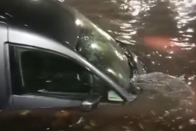 Pendik'te alt geçidi su bastı, sürücü ve kızı mahsur kaldı