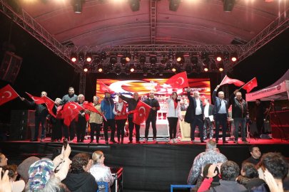 Edremit'te Kıraç konseriyle Cumhuriyet coşkusu