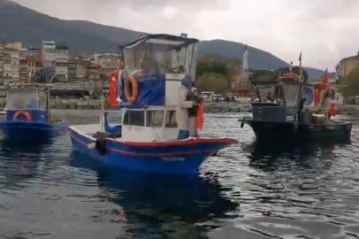 Gemlik'te tekne ve kayıklar Türk bayraklarıyla donatıldı