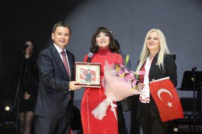 Osmangazi’de Cumhuriyet Coşkusu Göksel’in Şarkılarıyla Taçlandı