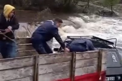 Otomobildeki iki kişi sele kapılmadan kurtarıldı
