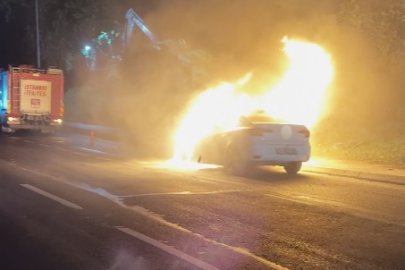 Sultangazi'de seyir halindeki otomobil alev topuna döndü