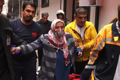 Evde mahsur kalan yaşlı kadının imdanına itfaiye yetişti, dumandan etkilenen 2 kişi hastaneye kaldırıldı