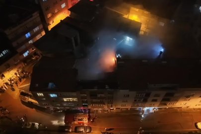 Kağıthane’de 5 katlı binanın çatısı alev alev yandı