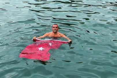 Soğuk ve yağışlı havaya aldırmadı, Türk bayrağıyla denize girdi