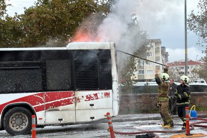 Çanakkale’de özel halk otobüsü alev alev yandı