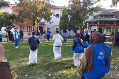 Gönüllü gençler çocuk evlerinde kalan çocuklarla buluştu