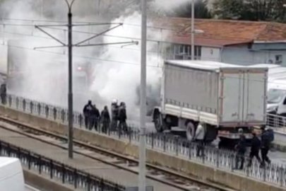 Sultangazi’de seyir halindeki kamyon alev aldı