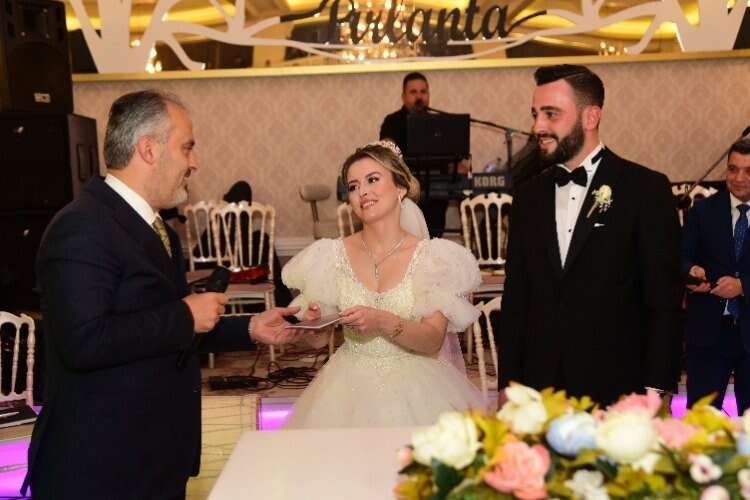 Çifte nikah cüzdanını Büyükşehir Belediye Başkanı Alinur Aktaş takdim etti.