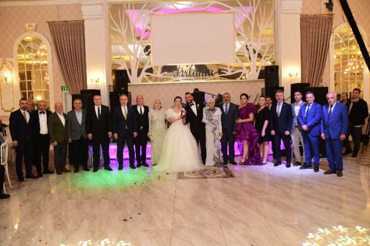 Nikahın ardından çift, Büyükşehir Belediye Başkanı Alinur Aktaş, şahitleri ve aileleriyle birlikte bu mutlu gecenin anısına hep birlikte objektiflerin karşısına geçti.