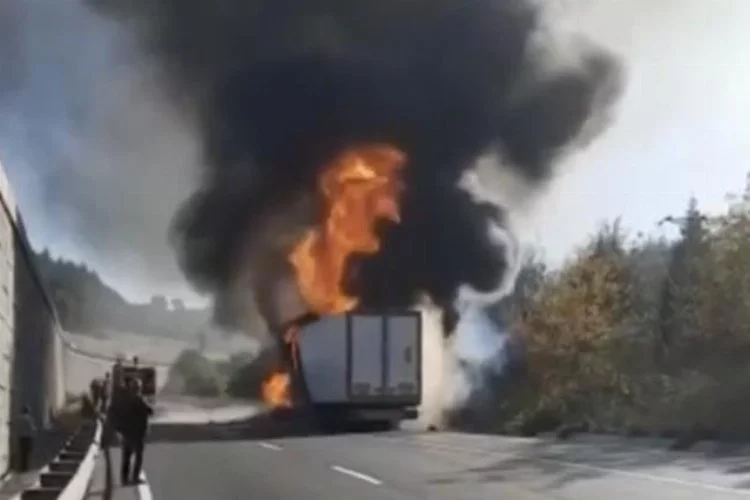 Bursa’da araç yangınları kameralarda