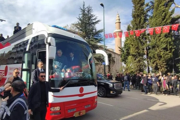 Bursa’da binlerce kişi Cumhurbaşkanı Erdoğan’ı bayrak ve karanfillerle karşıladı