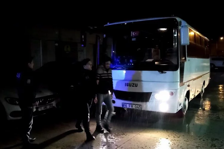 Bursa’da bir dairede yaşayan 17 kaçak göçmen yakalandı