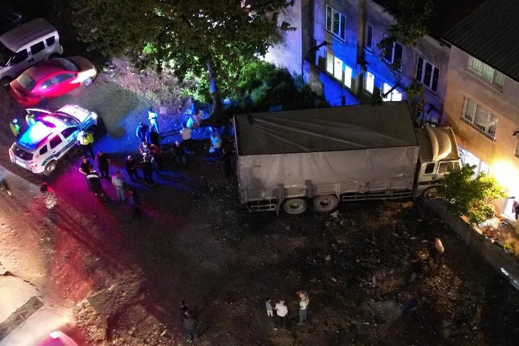 Bursa'da facia ucuz atlatıldı! Freni boşalan kamyon eve girdi