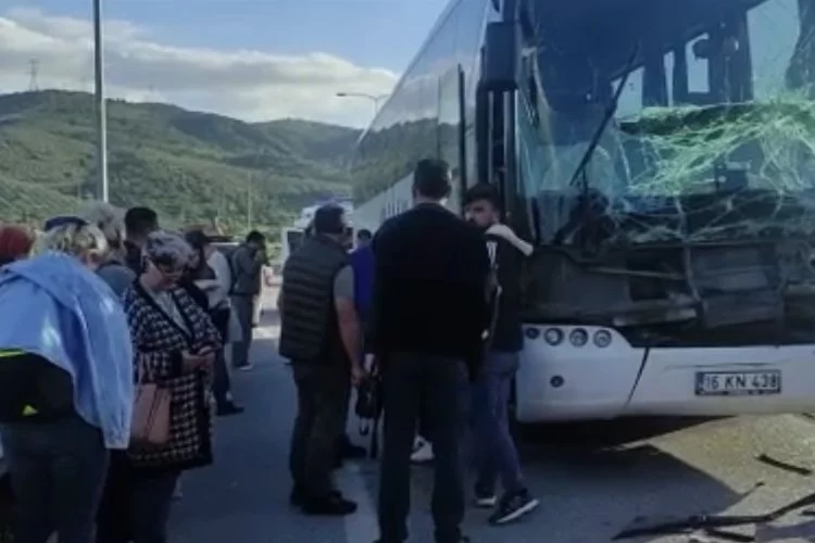 Bursa’da faciadan dönüldü! Otobüs tıra arkadan çarptı