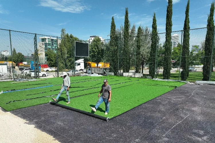 Bursa'da futbol sahalarını yenileme çalışmaları hız kesmiyor