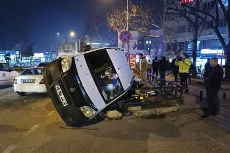 Bursa’da hafif ticarî araç yan yattı