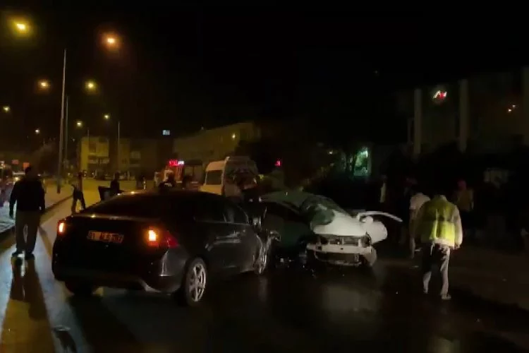 Bursa’da iki araç kafa kafaya çarpıştı! 1'i ağır 2 yaralı