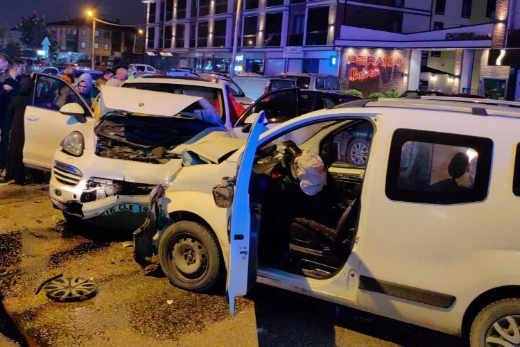  Bursa'da iki aracın kafa kafaya çarpıştığı feci kaza kamerada: 2 yaralı