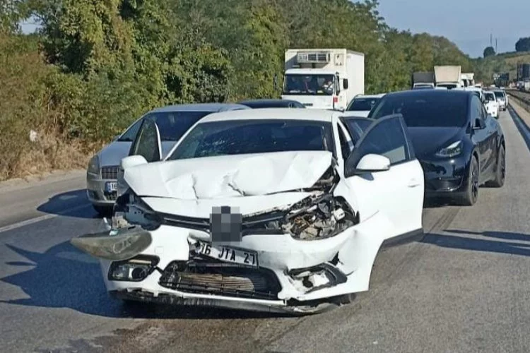 Bursa'da iki otomobil kaza yaptı! 7 kişi yaralandı
