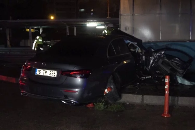  Bursa’da kontrolden çıkan araç hurdaya döndü: 3 ölü, 1 ağır yaralı