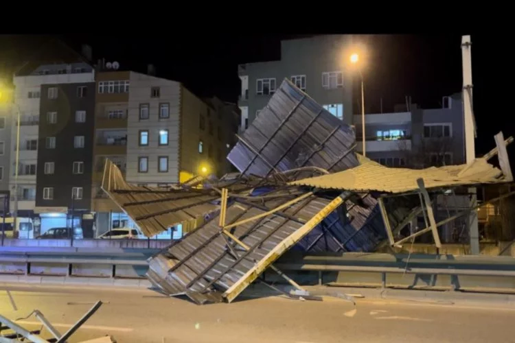 Bursa’da şiddetli lodos 3 katlı binanın çatısı uçurdu, metro seferleri iptal oldu