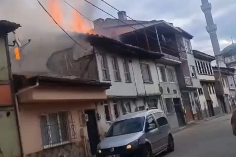 Bursa'da tarihi ev alev alev yandı