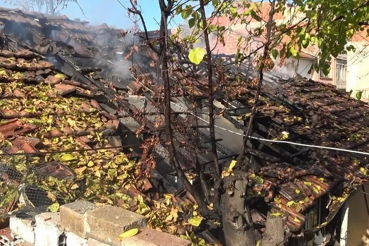 Bursa’da tek katlı ev alev alev yandı