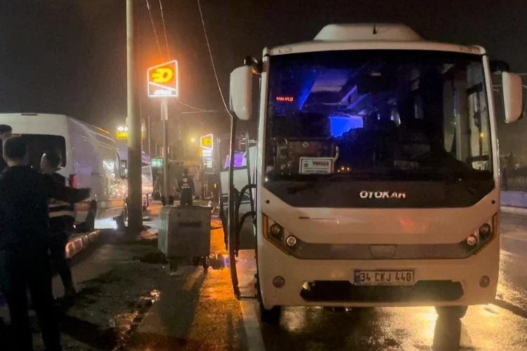 Bursa'da tur otobüsü aydınlatma direğine çarptı! 10 yaralı