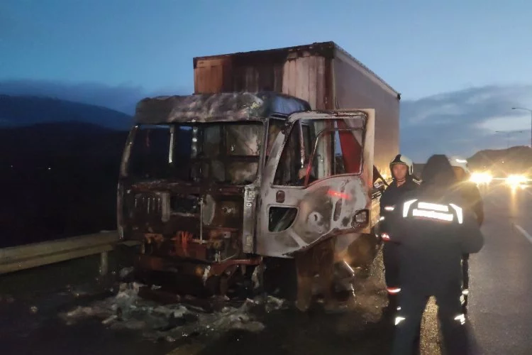 Bursa'da tavuk yemi yüklü kamyon alev alev yandı