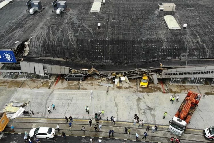 Bursa'da Yıldırım düşmesi sonrası çatısı yıkılan Otobüs Terminali havadan görüntülendi   
