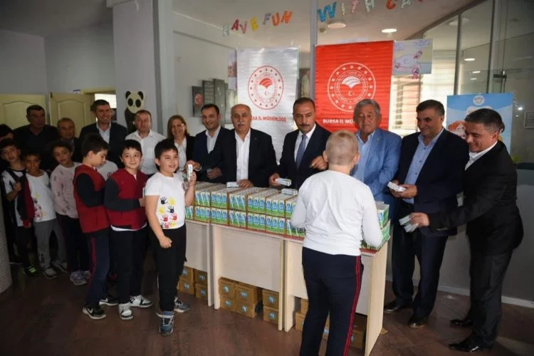 Bursa İl Tarım Müdürlüğünden öğrencilere süt ikramı.
