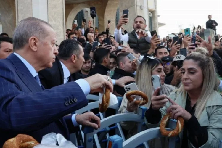 Cumhurbaşkanı Erdoğan'dan simit ikramı
