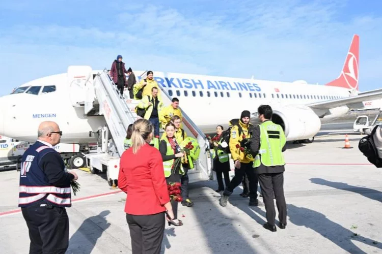 Deprem bölgesinden gelen Alman kurtarma ekipleri İstanbul Havalimanı'nda çiçeklerle karşılandı