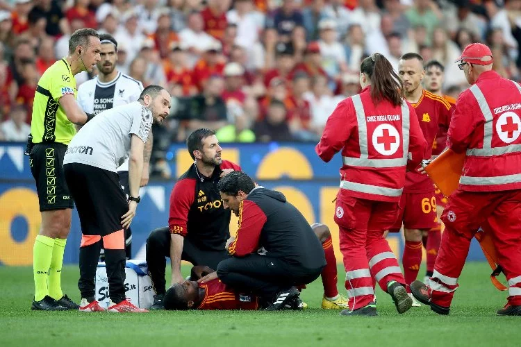 Evan N'Dicka yere yığıldı, Udinese-Roma maçı tatil edildi