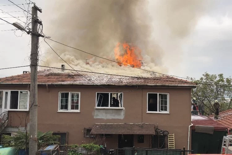 Evin çatısı alev alev yandı! Dumandan 2 kişi etkilendi