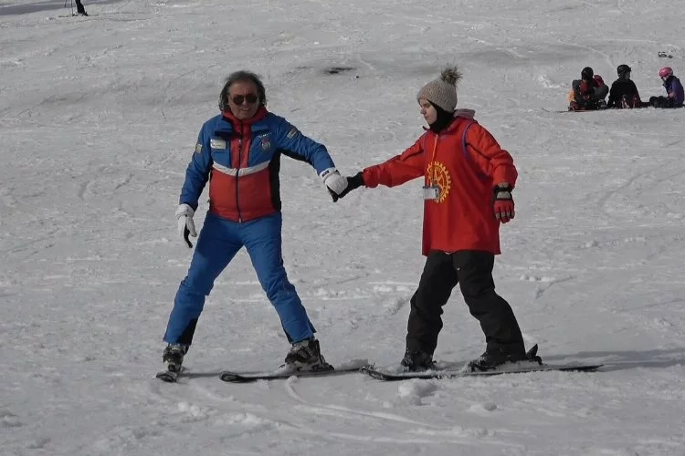 Görme engelli gençler Uludağ’da kayak öğrendi