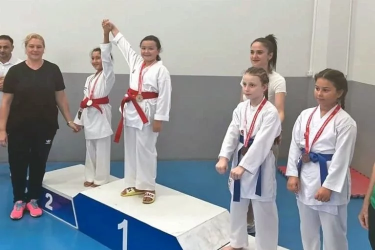 İlk kez katıldıkları karate turnuvasından 6 madalya ile döndüler