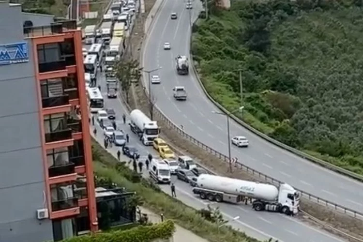 İstanbul yolunda kaza yapan tanker trafiği kilitledi