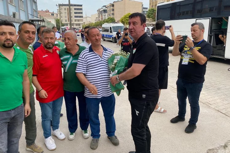 Karacabey’de Bursaspor taraftarından meşaleli karşılama