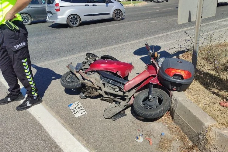 Kırmızı ışıkta geçen otomobil motosikletli kadına çarptı!