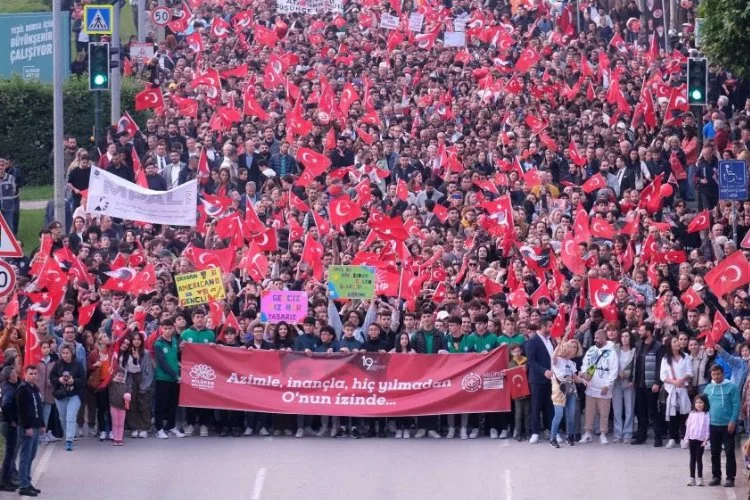 Nilüfer'de 19 Mayıs’ı binlerce vatandaş yürüyüşle kutladı.