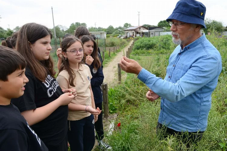 Nilüfer’de öğrenciler biyoçeşitliliği Kent Bostanları’nda öğrendi.