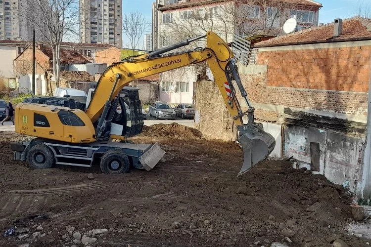 Osmangazi’de bir metruk yapı daha yıkıldı