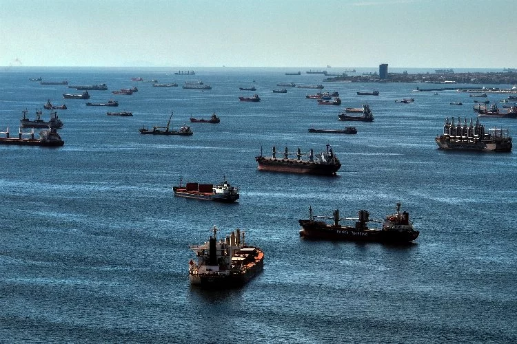 Petrol tankerleri, İstanbul Boğazı açıklarında sıraya girdi