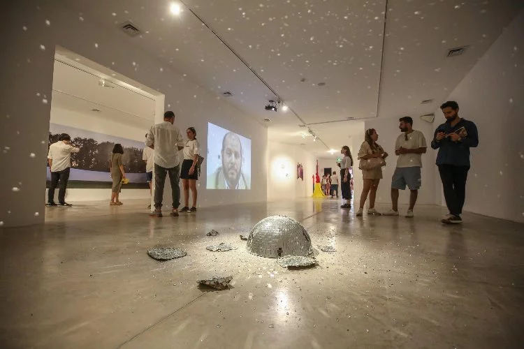 'Pulla Mars Arasında' sergisi sanatseverleri büyülüyor