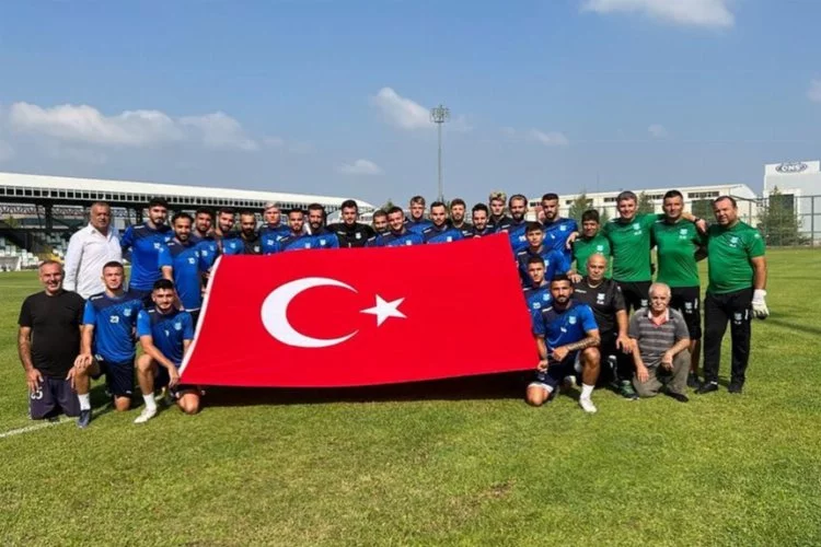 Yıldırımspor 30 Ağustos'u dev bayrakla kutladı