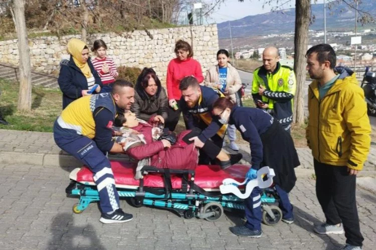 Yokuşta geri kayan minibüsten atlayan kadın yaralandı