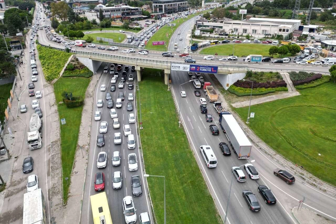 Okullar açıldı trafik kilitlendi.. O anlar havadan görüntülendi