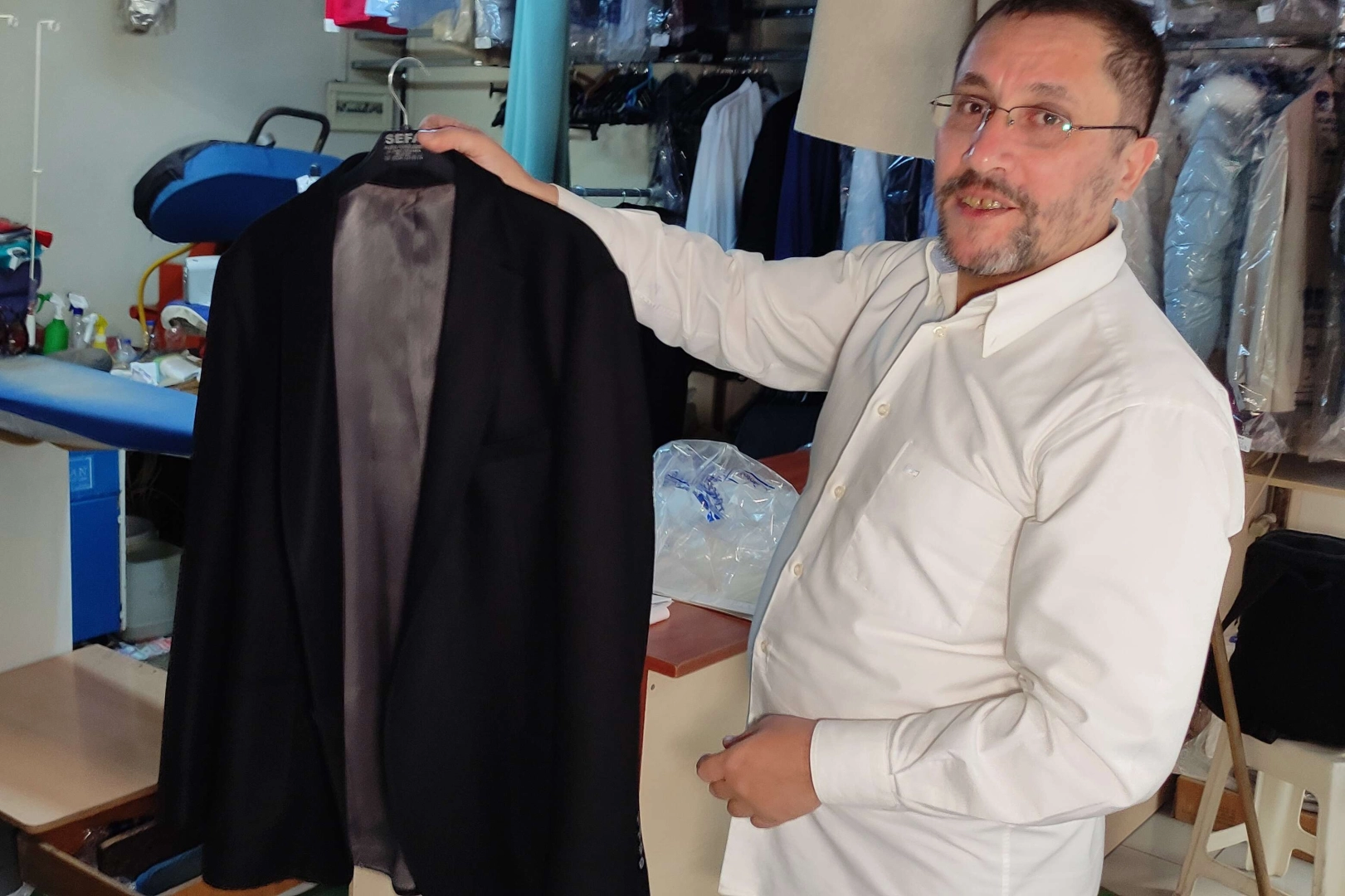Yıllardır müşterilerinin unuttuğu kıyafetleri saklıyor
